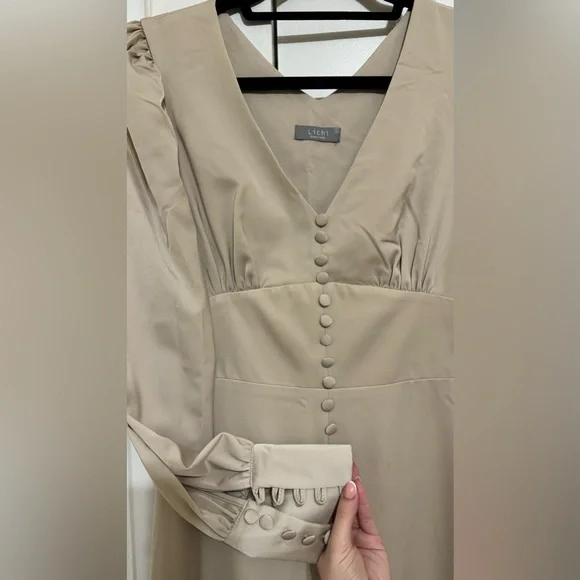 Lichi Designed in Frankfurt am Main Button-embellished midi dress - Picture 8 of 9